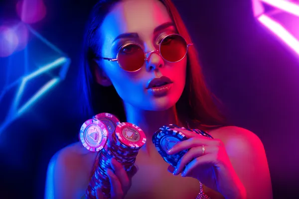 Uma mulher glamourosa segurando fichas de cassino em um ambiente iluminado por néon, representando a atmosfera premium do cassino online 83W.