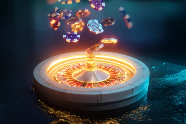 Um jogador usando seu smartphone durante um evento festivo local, representando o cassino totalmente compatível com dispositivos móveis do 83W.