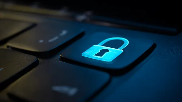 Um laptop brilhando com uma tela de login em um ambiente minimalista, simbolizando o sistema de acesso protegido do 83W.